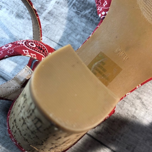 Torrid Red Bandana Print Chunky Cork Heels Ankle Buckle Size 9WW Women - Picture 16 of 16